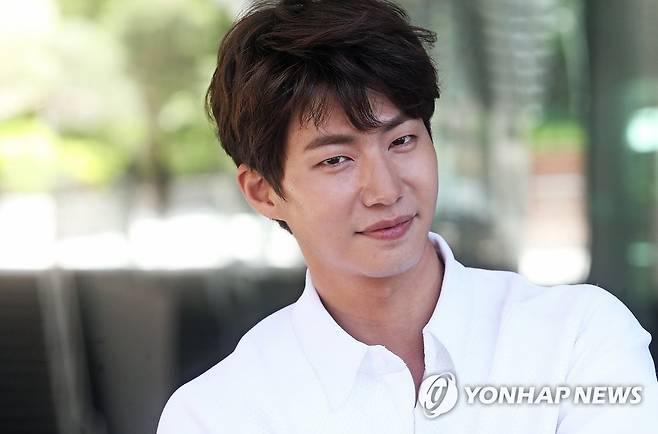 배우 송재림 2015년 KBS 2TV 수목 드라마 '착하지 않은 여자들'에서 이루오 역을 연기한 배우 송재림이 서울 종로구 연합뉴스 사옥에서 인터뷰에 앞서 포즈를 취하고 있다. [연합뉴스 자료사진]