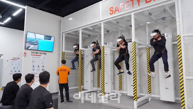 LG전자가 창원 LG스마트파크에 오픈한 안전체험센터 ‘세이프티온(SAFETY ON)’에서 공사 현장에서의 추락사고를 VR로 체험하며 안전대 착용의 중요성을 교육 받고 있는 모습.(사진=LG전자)