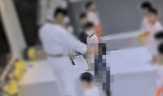 경기 양주시의 한 태권도장에서 관장 A씨가 5세 아동 B군을 사망케 하기 전 140차례 학대한 것으로 드러났다. (사진=SBS 캡처)