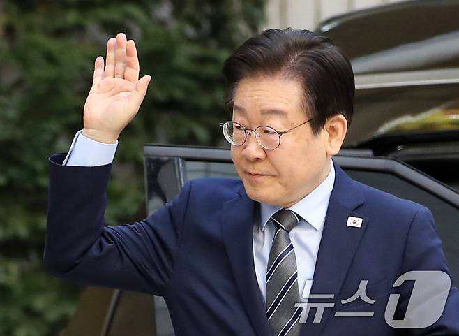 이재명 더불어민주당 대표가 12일 오전 서울 서초구 서울중앙지방법원에서 열린 '대장동 배임·성남FC 뇌물' 특정범죄가중처벌등에관한법률위반(뇌물) 관련 공판에 출석하며 지지자들을 향해 손인사를 하고 있다. 이 대표는 오는 15일 공직선거법 위반 사건 1심 선고를 시작으로, 열흘 뒤인 오는 25일에는 위증교사 사건 1심 선고가 예정되는 등 정치생명의 분수령이 될 '사법 리스크' 시험대에 오른다. 2024.11.12/뉴스1 ⓒ News1 오대일 기자