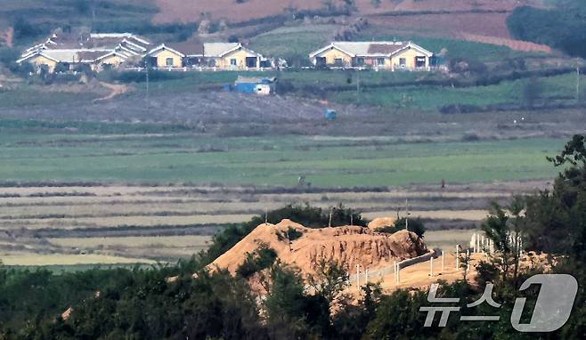 경기도 파주시 접경지역에서 바라본 북한의 비무장지대에 철책 기둥이 설치된 모습. 2024.10.17/뉴스1 ⓒ News1 이동해 기자