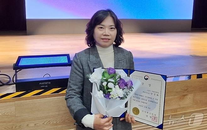인사혁신처 주관 '2024 공직문학상'에서 은상을 수상한 경기 고양시청 양경화 주무관. (고양시 제공)