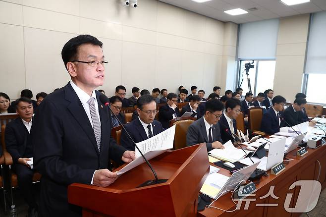 최상목 경제부총리 겸 기획재정부 장관이 6일 오전 서울 여의도 국회 기획재정위원회에서 열린 전체회의에서 2025년도 기획재정부 예산안 등에 대한 제안설명을 하고 있다. 2024.11.6/뉴스1 ⓒ News1 김민지 기자