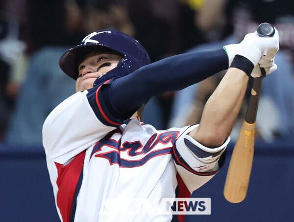 1일 서울 구로구 고척스카이돔에서 열린 2024 WBSC 프리미어12 한국 야구대표팀과 쿠바의 1차 평가전, 1회말 무사 1,3루 한국 김도영이 득점으로 이어지는 뜬공을 치고 있다. 사진┃뉴시스