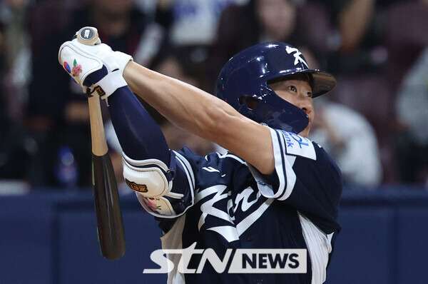 2일 서울 구로구 고척스카이돔에서 열린 2024 WBSC 프리미어12 한국 야구대표팀과 쿠바의 2차 평가전, 4회초 1사 3루 한국 송성문이 1타점 적시타를 치고 있다. 사진┃뉴시스