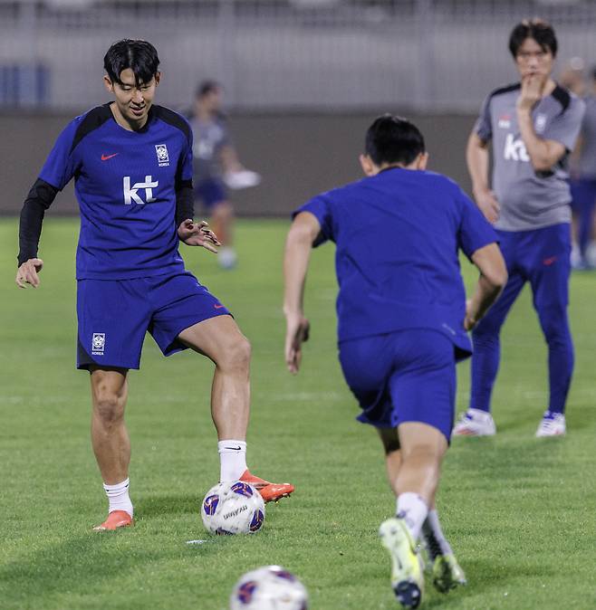 축구대표팀 회복조 훈련

    (쿠웨이트시티=연합뉴스) 황광모 기자 = 11회 연속 월드컵 본선 진출에 도전하는 한국 축구대표팀의 주장 손흥민과 선수들이 12일 오후(현지시간) 쿠웨이트 압둘라 알 칼리파 스타디움에서 열린 팀 훈련에서 홍명보 감독이 지켜보는 가운데 패스게임을 하고 있다.

    이날 대표팀은 주장 손흥민을 비롯한 해외파가 모두 쿠웨이트에 도착하면서 완전체로 첫 훈련을 했다. 2024.11.13

    hkmpooh@yna.co.kr

(끝)





<저작권자(c) 연합뉴스, 무단 전재-재배포, AI 학습 및 활용 금지>