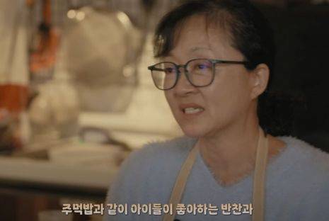수능 도시락 메뉴로 주먹밥을 추천한 급식대가. 경남교육청 유튜브 영상 캡처