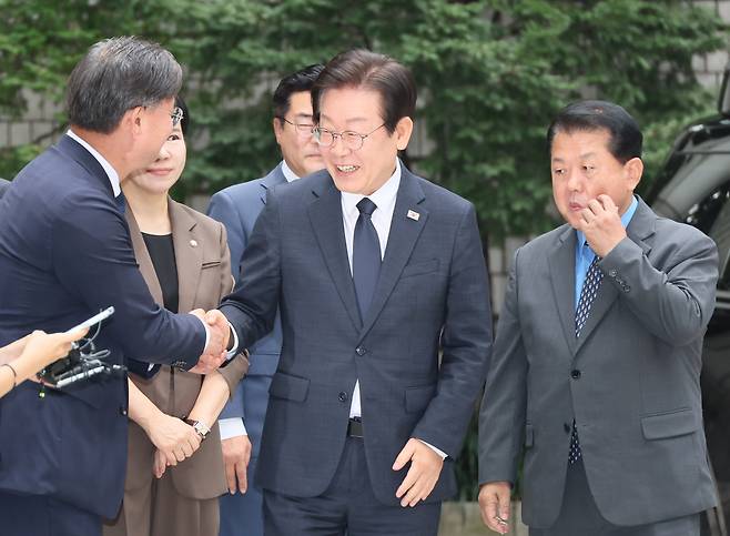 '김문기·백현동 의혹' 관련 허위 발언 혐의로 기소된 더불어민주당 이재명 대표가 지난 9월 20일 서울 서초구 서울중앙지법에서 열리는 공직선거법 위반 1심 결심 공판에 출석하기 위해 법원 청사에 도착, 김병주 최고위원 등 의원들과 인사를 나누고 있다. /연합뉴스