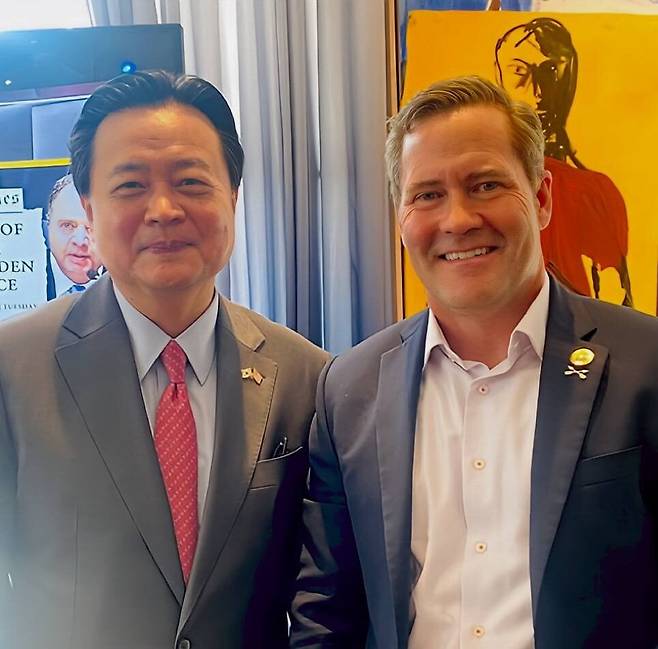 조현동 주미대사(왼쪽)와 마이클 왈츠 국가안보보좌관 지명자. /주미한국대사관 트루스 소셜