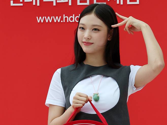 걸그룹 뉴진스 해린이 지난 8월 1일 오후 서울 중구 을지로 현대백화점면세점에서 열린 포토행사에 참석해 포즈를 취하고 있다. /뉴스1