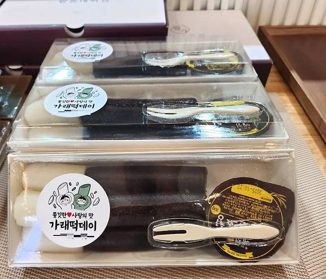 수능을 앞둔 지난 12일 한 떡집에 찹쌀떡 대신 '떡빼로'가 진열돼있다. 떡빼로는 떡과 빼빼로를 합친 말로, 가래떡에 초콜릿을 발라 빼빼로처럼 만든 상품이다. /독자 제공