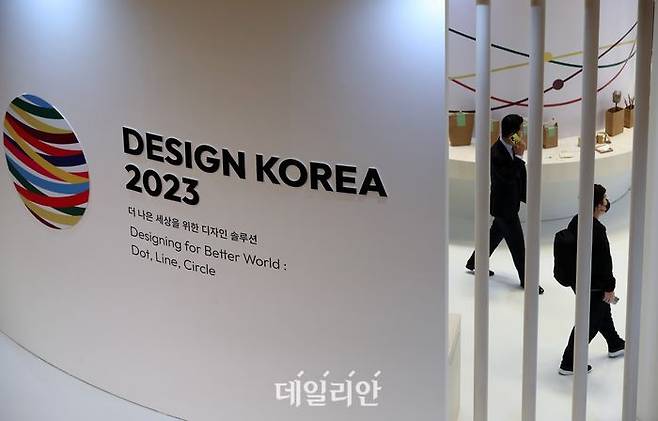 지난해 11월 1일 오후 서울 강남구 코엑스에서 열린 '디자인코리아 2023'에서 방문객들이 다양한 디자인의 상품들을 살펴보고 있다.ⓒ뉴시스