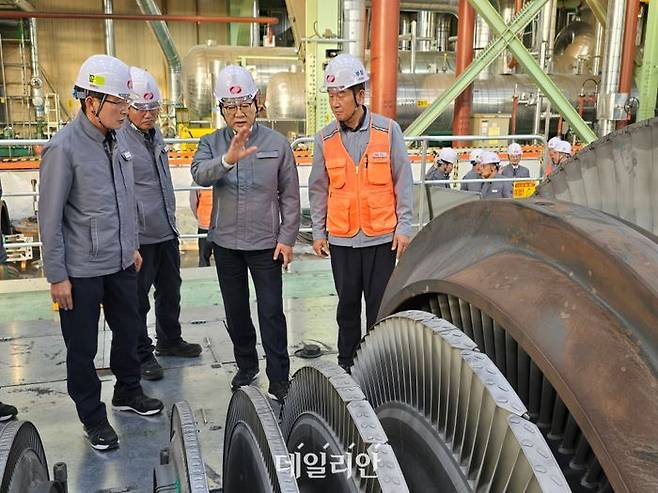 권명호 한국동서발전 사장이 12일 당진발전본부을 방문해 발전설비 운영과 건설 현장을 둘러보며 직원들을 격려하고 있다.ⓒ동서발전