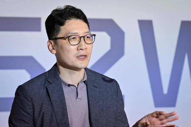 서상덕 S2W 대표가 우려하는 것은 AI가 공격과 방어를 하는 AI 시대에 공수 불균형이다. AI 윤리 문제 등 여러 이유로 기술 개발에 제동이 걸리면 불리한 싸움이 될 수 있다는 지적이다. 정다빈 기자