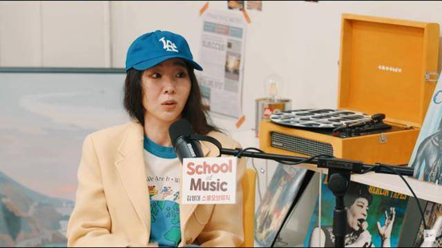 민희진 전 어도어 대표가 지난달 유튜브 ‘김영대의 스쿨 오브 뮤직’에 출연해 이야기하고 있다. 민 전 대표는 이 방송을 비롯해 공개 석상에서 여러 차례 "회사를 나가려고 한 적이 없다", "뉴진스와 함께하고 싶다"는 점을 강조했다. 유튜브 캡처