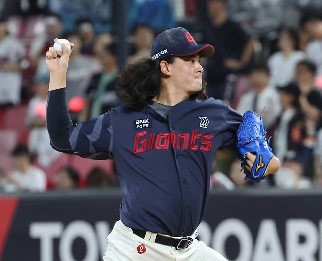 11일 오후 수원 KT위즈파크에서 열린 프로야구 롯데와 KT 경기. 롯데 마무리 김원중이 8회 2사 1,2루서 등판 역투하고있다. 수원=정시종 기자 capa@edaily.co.kr /2024.08.11.