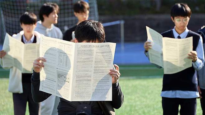 수험생들이 배부된 유의 사항 유인물을 확인하고 있다. 2024.11.13 [사진제공:연합뉴스]