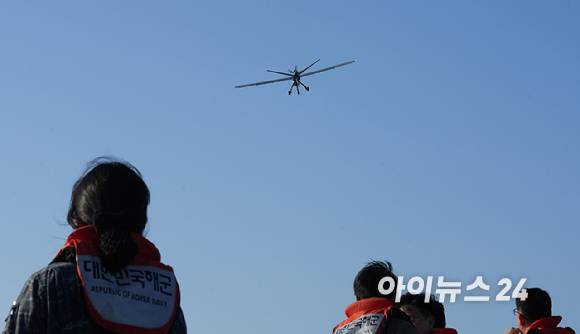 12일 포항 해상에 위치한 해군 독도함에서 실시된 '대형플랫폼 함정 무인기 운용 전투 실험' 에서 미국 제너럴 아토믹스(General Atomics)에서 개발 중인 고정익 무인기 모하비(Mojave)가 이륙해 동해 상공을 비행하고 있다. [사진=사진공동취재단]