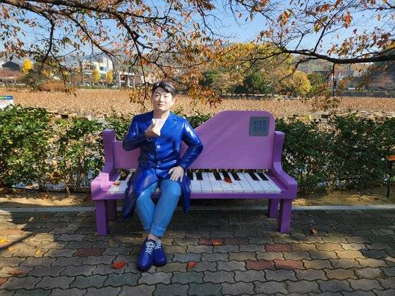 지난 11일 경북 김천시 교동 김호중소리길 인근 연화지에 트로트가수 김호중씨의 모습을 한 조형물과 함께 사진을 찍을 수 있는 포토존이 마련돼 있다. 김정석 기자