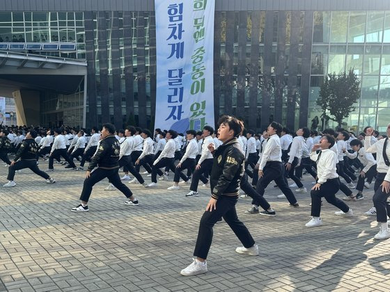 이날 중동고에서 열린 출정식에서 학생들이 큰 소리로 응원 구호를 외치고 있다. 이보람 기자