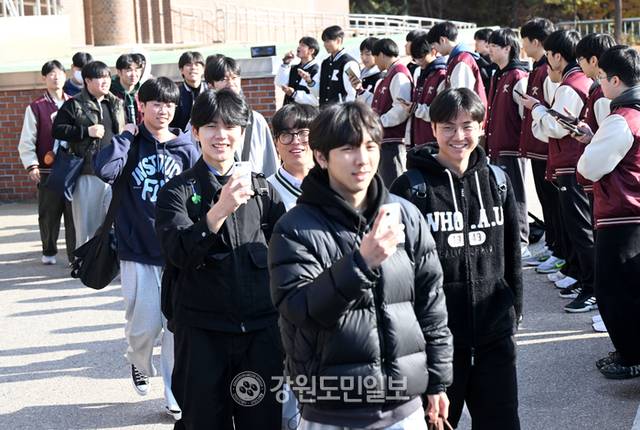 2025학년도 대학수학능력시험을 하루 앞 둔 13일 춘천 강원고등학교에서 재학생과 선생님들이 수험표를 받고 하교하는 고3 수험생을 응원하고 있다. 김정호