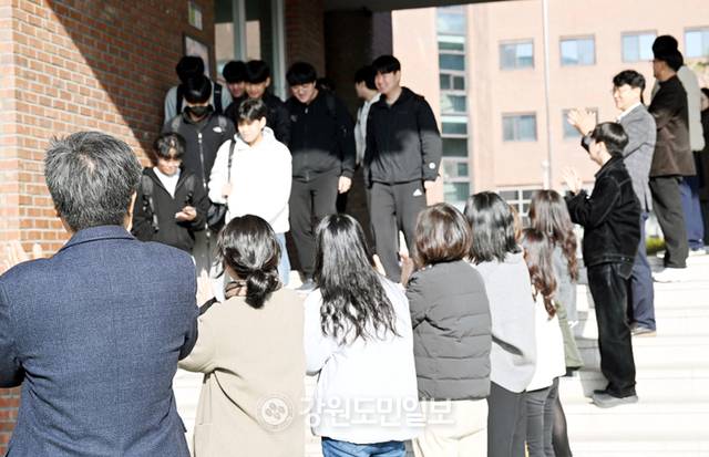 2025학년도 대학수학능력시험을 하루 앞 둔 13일 춘천 강원고등학교에서 재학생과 선생님들이 수험표를 받고 하교하는 고3 수험생을 응원하고 있다. 김정호