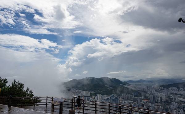 25일 부산진구 황령산 봉수대에서 바라본 하늘에 안개와 먹구름이 서서히 걷히며 청명한 하늘이 펼쳐지고 있다. 이원준 기자