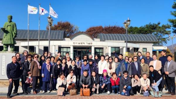 서울 종교교회 전창희 목사와 성도들이 12일 강원도 홍천 한서남궁억기념관 앞에서 기념사진을 촬영하고 있다.