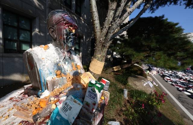 동덕여대 남녀공학 전환 규탄에 훼손된 설립자 흉상. 뉴시스