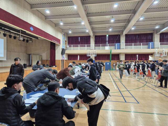 2025학년도 대학수학능력시험 예비소집일인 13일 수원특례시 장안구 수원북중학교 체육관에서 수험생들이 수험표를 배부받고 있다. 김한울기자