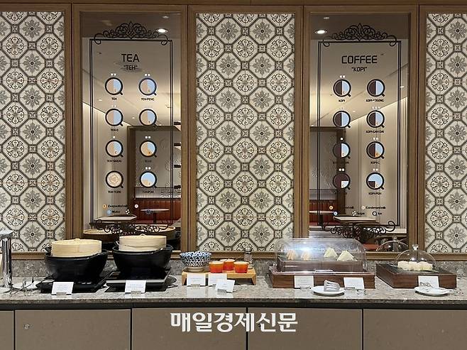 실버 크리스 라운지에는 싱가포르 특색을 담아 만든 공간이 따로 있다. 이곳에서 딤섬과 카야토스트 등 싱가포르 대표 음식을 맛볼 수 있다.  / 사진=홍지연 여행+ 기자