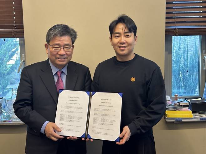업무협약 체결식에 참석한 이명훈(좌) 라훔나노테크 대표와 곽영호 한터글로벌 대표 /사진제공=라훔나노테크