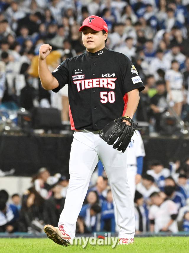 25일 오후 대구광역시 연호동 대구삼성라이온즈파크에서 진행된 '2024 프로야구 KBO리그 포스트시즌' 한국시리즈 3차전 삼성라이온즈와 KIA타이거즈의 경기. 기아 장현식이 6회말을 무실점으로 막은 뒤 환호하고 있다./대구=송일섭 기자 andlyu@mydaily.co.kr