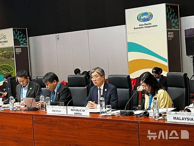 [서울=뉴시스] 김희상 외교부 경제외교조정관이 11~12일 이틀간 페루 리마에서 개최된 아시아태평양경제협력체(APEC) 최종고위관리회의(CSOM)에 참석해 내년 한국에서 개최될 APEC의 준비 계획을 설명했다. (사진= 외교부 제공)