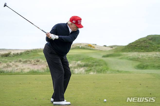 [턴베리=AP/뉴시스] 도널드 트럼프 미국 대통령 당선인이 지난해 5월2일(현지시간) 영국 스코틀랜드의 턴베리 골프장에서 골프를 치는 모습. 2024.11.13.