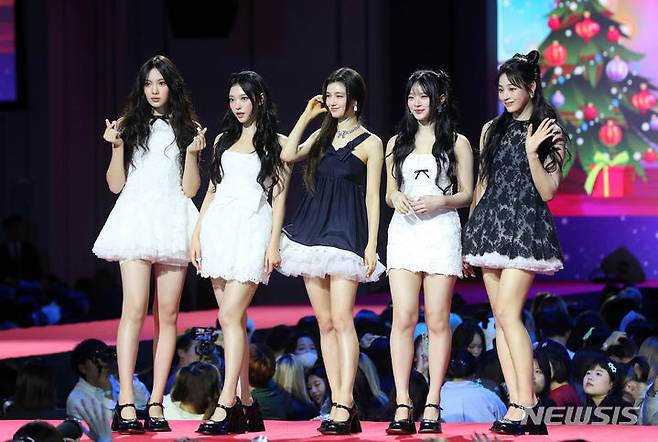 [인천=뉴시스] 김혜진 기자 = 그룹 뉴진스(NewJeans) 다니엘이 25일 오후 인천 중구 인스파이어 아레나에서 열린 '2023 SBS 가요대전' 시상식에서 포즈를 취하고 있다. 2023.12.25. jini@newsis.com