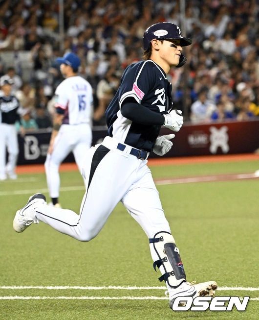 [OSEN=타이베이(대만), 이대선 기자] 13일 오후 대만 타이베이돔에서 세계야구소프트볼연맹(WBSC) 프리미어12 2024 B조 1차전 대한민국과 대만의 경기가 열렸다.대한민국은 1차전 선발투수로 고영표, 대만은 린위민을 내세웠다.1회초 2사 한국 김도영이 외야 뜬공을 날리고 있다. 2024.11.13 /sunday@osen.co.kr