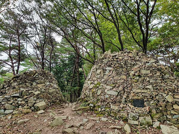 산길의 돌탑.