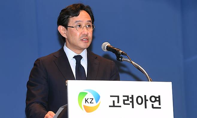 최윤범 고려아연 회장이 13일 오후 서울 중구 대한상공회의소에서 ‘일반공모 유상증자 계획 철회’ 등의 내용을 포함한 기자회견문을 낭독하고 있다.김경호 기자