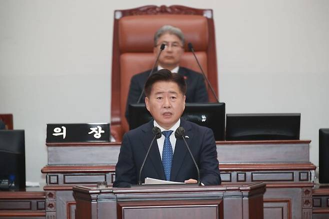 오영훈 제주지사가 12일 제주도의회 정례회 개회식에서 2025년 예산안 제출에 즈음한 시정연설을 하고 있다. 제주도의회 제공