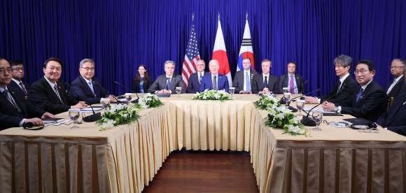 한미일 다시 한자리에 앉나 - 윤석열 대통령은 14~21일 아시아태평양경제협력체(APEC) 정상회의와 주요 20개국(G20) 정상회의 참석차 페루와 브라질을 방문해 한일, 한중, 한미일 정상회담을 개최할 전망이다. 사진은 윤 대통령이 2022년 11월 13일(현지시간) 캄보디아 프놈펜에서 열린 한미일 정상회담에서 조 바이든(가운데) 미국 대통령, 기시다 후미오(맨 오른쪽) 당시 일본 총리와 함께 기념촬영하는 모습. 프놈펜 연합뉴스