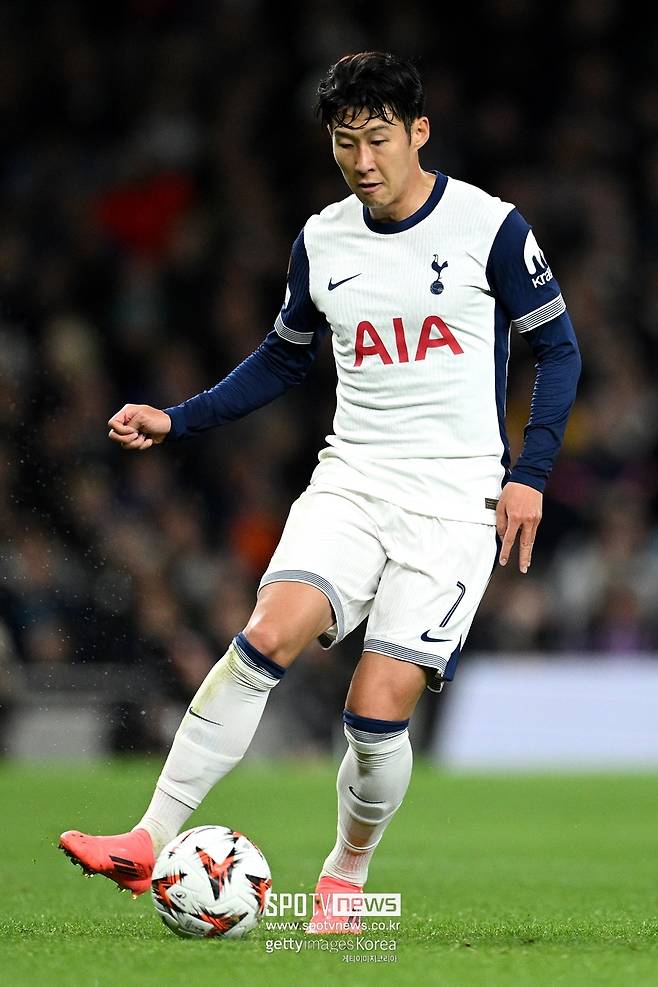 ▲ 사우디아라비아가 또 손흥민을 노린다. 지난해 여름 거액의 돈다발로 손흥민을 유혹했다가 거절당한 바 있다. 손흥민은 프리미어리그 잔류를 선언하며 토트넘에 대한 애정을 나타냈다. 시간이 지났고, 토트넘은 손흥민과 연장 계약 소식을 알리지 않고 있다. 감감무소식에 손흥민 측도 분노했다는 영국 현지 보도가 터졌다. 급기야 사우디아라비아 이적설까지 불거졌다. 토트넘이 1년 연장 팀 옵션만 발동할 경우 내년 여름 이적설은 또 불거질 전망이다.