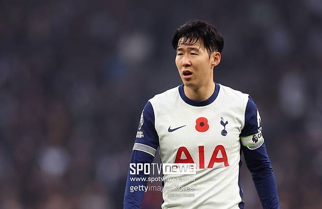 ▲ 사우디아라비아가 또 손흥민을 노린다. 지난해 여름 거액의 돈다발로 손흥민을 유혹했다가 거절당한 바 있다. 손흥민은 프리미어리그 잔류를 선언하며 토트넘에 대한 애정을 나타냈다. 시간이 지났고, 토트넘은 손흥민과 연장 계약 소식을 알리지 않고 있다. 감감무소식에 손흥민 측도 분노했다는 영국 현지 보도가 터졌다. 급기야 사우디아라비아 이적설까지 불거졌다. 토트넘이 1년 연장 팀 옵션만 발동할 경우 내년 여름 이적설은 또 불거질 전망이다.