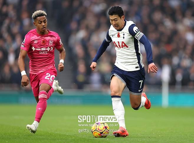 ▲ 사우디아라비아가 또 손흥민을 노린다. 지난해 여름 거액의 돈다발로 손흥민을 유혹했다가 거절당한 바 있다. 손흥민은 프리미어리그 잔류를 선언하며 토트넘에 대한 애정을 나타냈다. 시간이 지났고, 토트넘은 손흥민과 연장 계약 소식을 알리지 않고 있다. 감감무소식에 손흥민 측도 분노했다는 영국 현지 보도가 터졌다. 급기야 사우디아라비아 이적설까지 불거졌다. 토트넘이 1년 연장 팀 옵션만 발동할 경우 내년 여름 이적설은 또 불거질 전망이다.