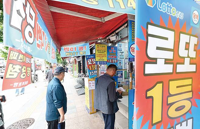 복권사업은 사행성 산업인 만큼 효과가 비용보다 커야 한다.[사진｜뉴시스]