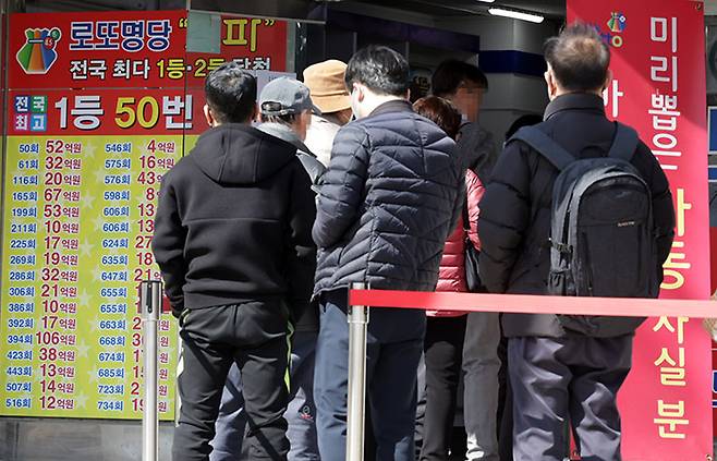 경기가 좋지 않으면 복권판매량이 늘고, 이에 따라 복권기금도 늘어난다.[사진｜뉴시스]