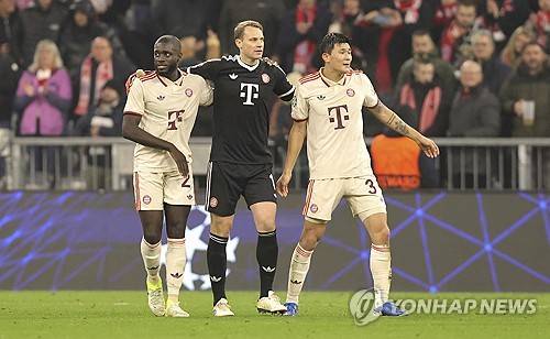 스카이스포츠 독일이 13일(한국시간) 김민재와 다요 우파메카노가 뮌헨 수비진에 안정감을 줬다며 6년 만에 나온 진기록을 소개했다. 매체는 뱅상 콤파니 체제에서 뮌헨은 분데스리가 4경기 연속 무실점 기록을 6년 만에 처음으로 달성했다. 우파메카노와 김민재의 강력한 수비 덕분이라고 보도했다. 연합뉴스