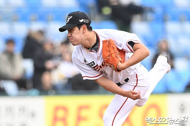 12일 대전 한화생명이글스파크에서 열린 '2024 신한 SOL Bank KBO리그' KIA 타이거즈와 한화 이글스의 시범경기, 5회초 한화 한승주가 역투하고 있다. 엑스포츠뉴스 DB