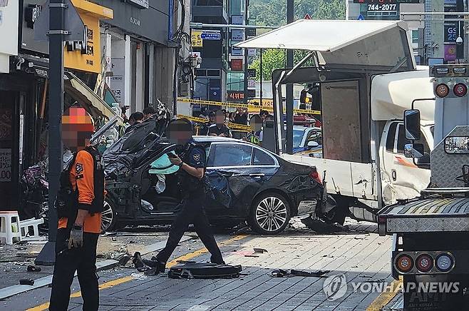 부산서 인도 덮친 벤츠 (부산=연합뉴스) 차근호 기자 = 12일 오후 부산 해운대구 한 도로에서 벤츠 승용차가 인도로 돌진해 정차해있던 트럭과 보행자 2명을 치고 한 점포를 충격한 뒤 멈춰 서 있다. 2024.9.12 ready@yna.co.kr