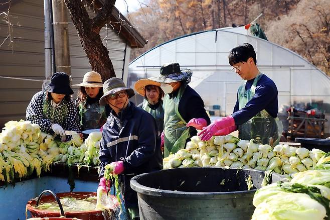 강원랜드 마음채움센터 김장 나눔 행사 [강원랜드 제공. 재판매 및 DB 금지]